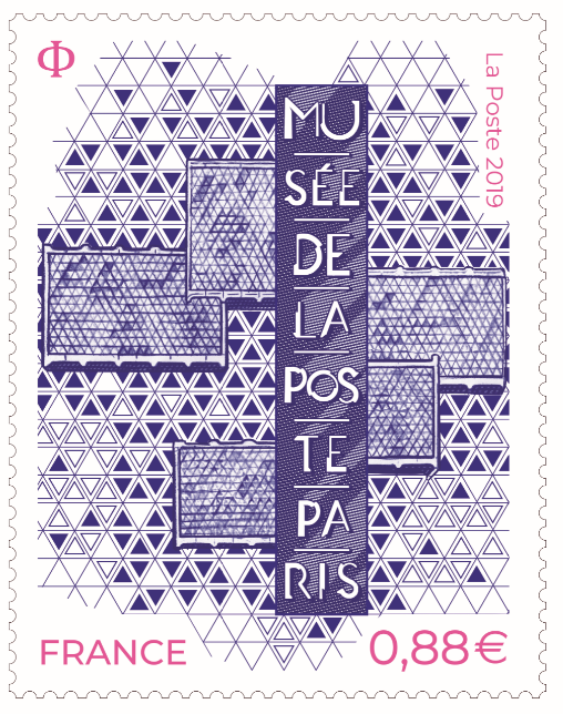 Timbre création et gravure Elsa Catelin, d'après sculpture Robert Juvin - façade du Musée de La Poste © Feuille habillée : Philaposte  / Logotype : Téra-création