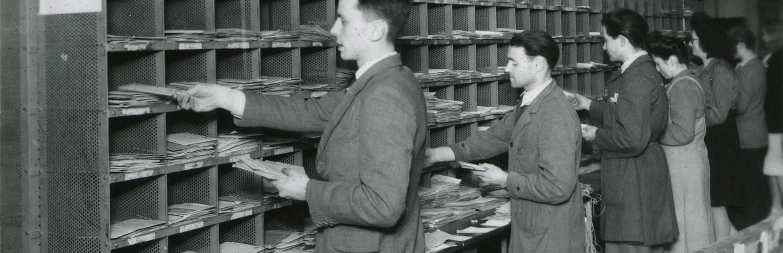 Tri manuel du courrier, Tirage argentique noir et blanc, vers 1950 Tri manuel du courrier, Tirage argentique noir et blanc, vers 1950