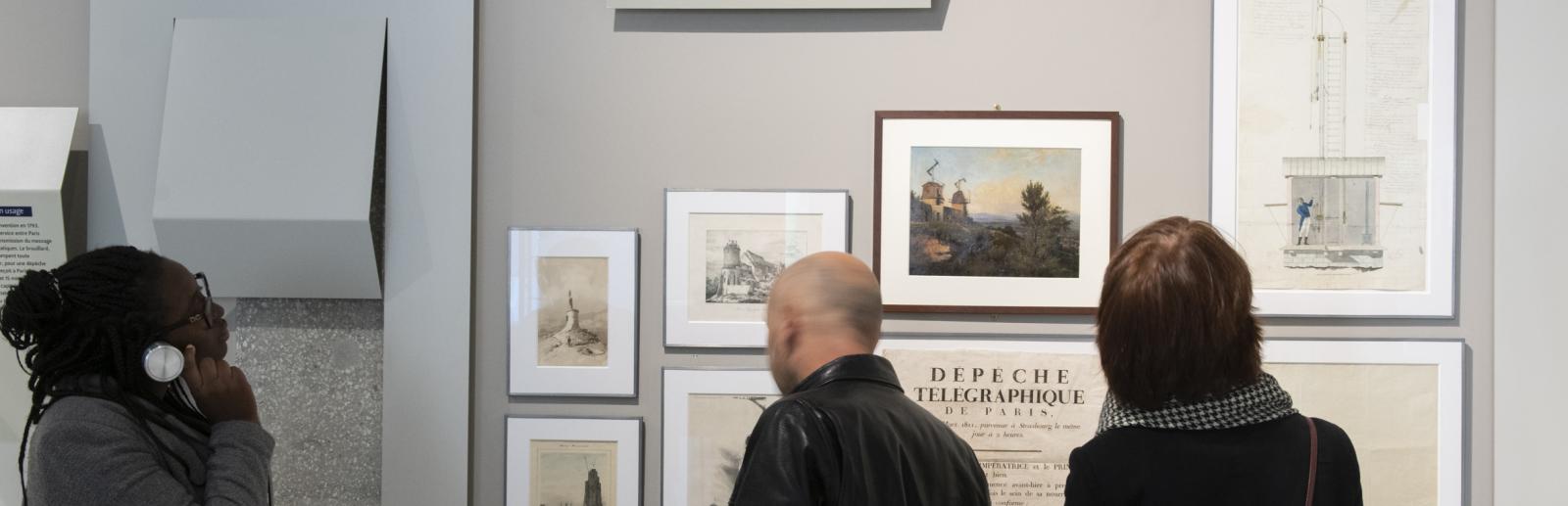 Personnes visitant les expositions Personnes visitant les expositions